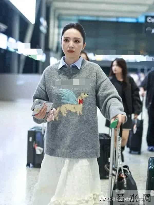 董璇真是中年女性的穿搭标杆!穿灰色毛衣+衬衫+小白裙,时髦减龄