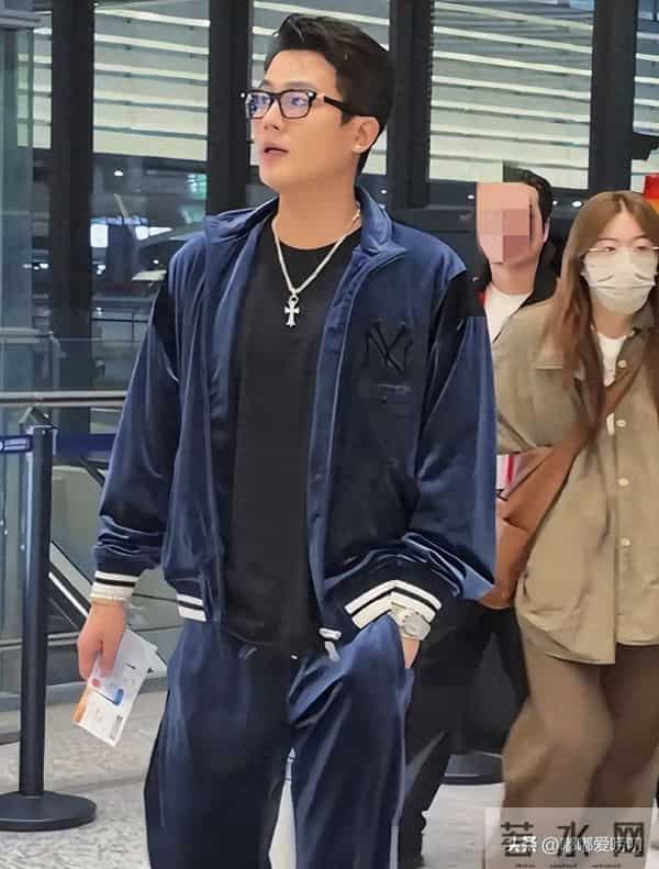 网友上海机场偶遇欧豪，戴着眼镜，身着丝绒套装，魅力难挡。