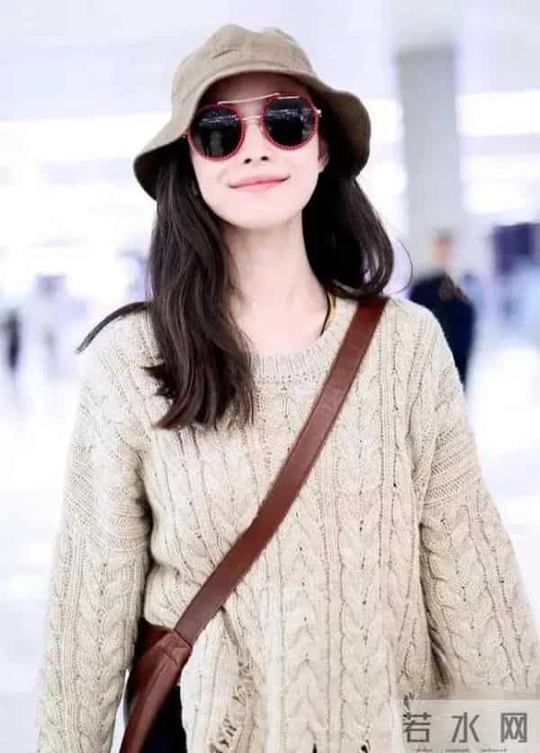 倪妮的私服穿搭真随性!穿毛衣+小黑裤+渔夫帽,简约又时髦!