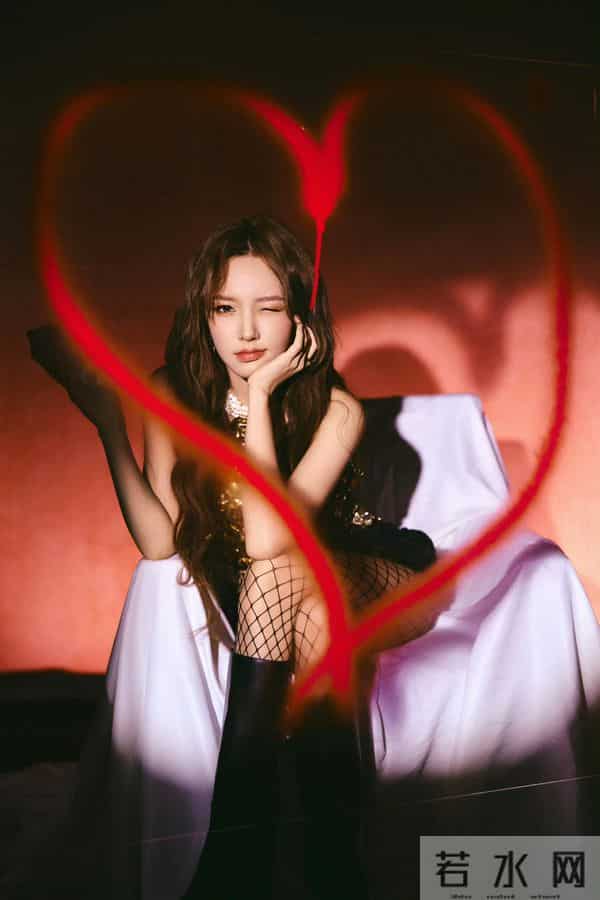 程潇金色妖姬黑色渔网,耀眼夺目