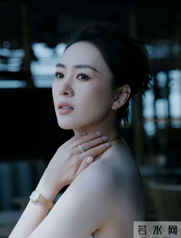 童瑶:白裙倩影,优雅生姿