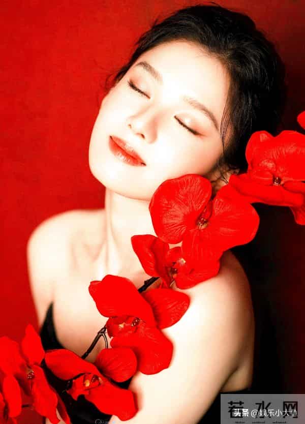 张婧仪今天出席卡地亚高珠展,穿黑色礼服裙佩戴权威祖母绿好美