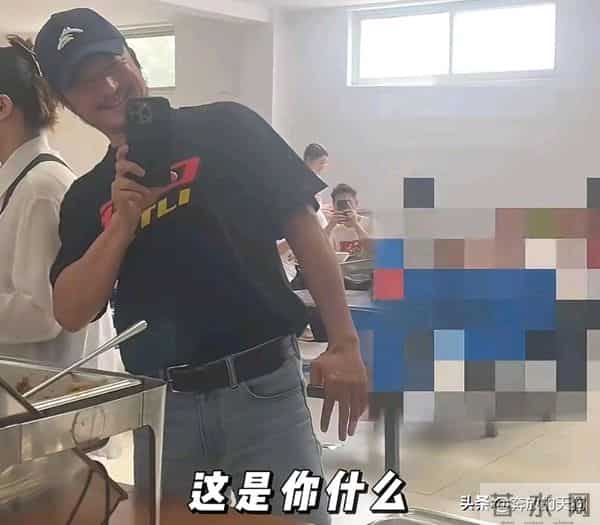 62岁李连杰探班吴京，俩人花5块钱吃饭，李连杰真是有点返老还童