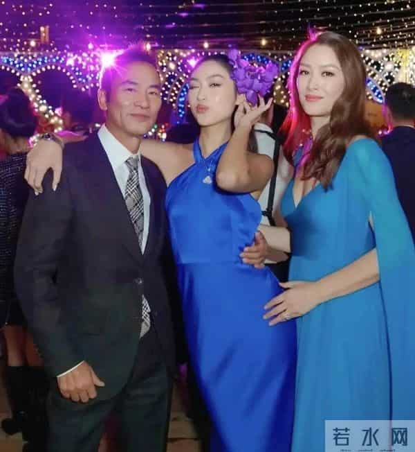 任达华和老婆女儿参加晚宴,女儿21岁身材高挑,学霸身份惊呆网友