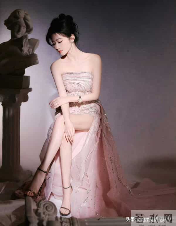 景甜：粉裙衬玉腿，神颜配好身材