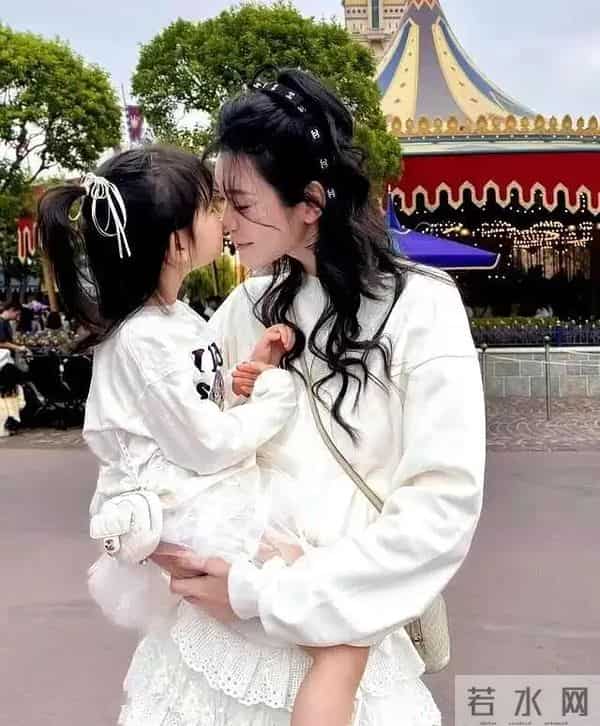 奚梦瑶晒4岁二胎女儿，Romee拎香奈儿似玩偶，母女俩白得晃眼