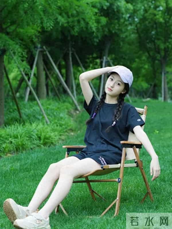 裴佳欣的 “成熟感” 藏不住了！眼神带钩子，女人味拉满太惊艳