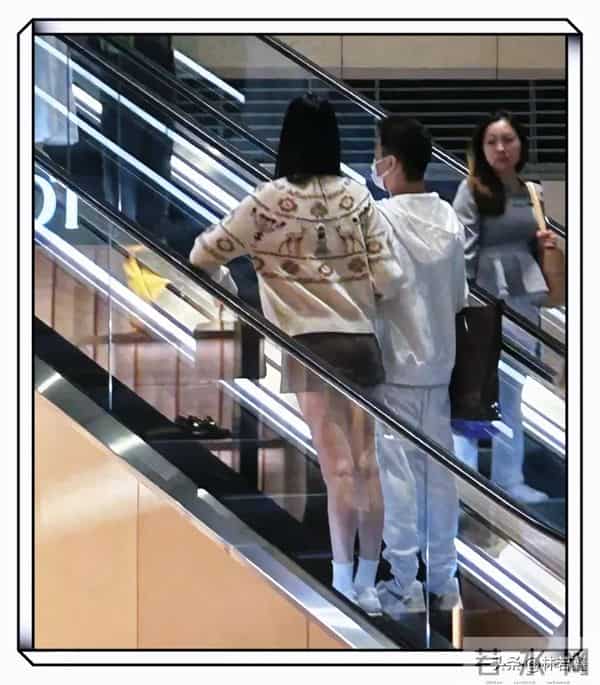 奚梦瑶、何猷君、梁安琪一家三口逛商场被偶遇，何猷君腿毛抢镜！