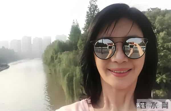 为初恋丁克半生，51岁再婚生下一双儿女，如今活成女人羡慕的模样