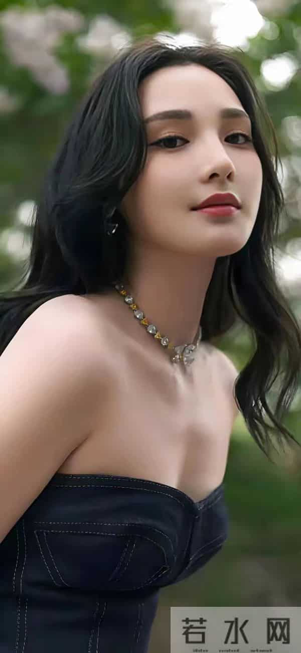 彭小苒这身材好哇塞啊，前凸后翘看得人脸红心跳