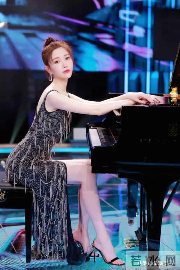 我的天，人间尤物张纯烨吊带水晶裙封神一字肩带，身材好到没话说