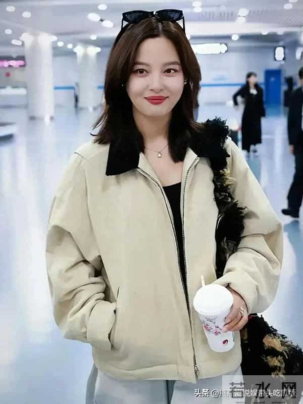 辛芷蕾机场私服真会穿！米色短外套+黑色打底衫+牛仔裤，休闲随性