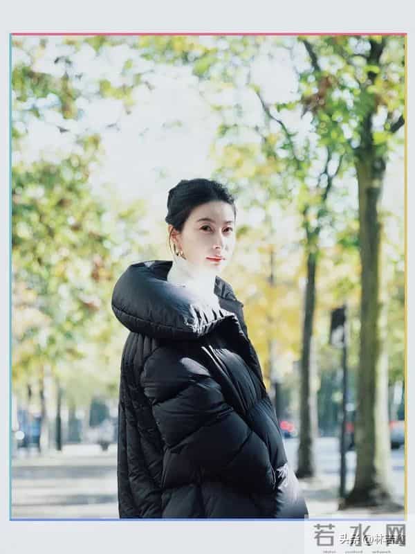 郭晶晶北京出席活动被偶遇，穿黑色长裙优雅大方，网友：贵气十足