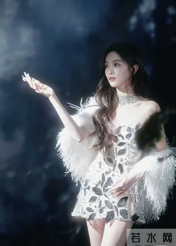 吴宣仪 抹胸短裙