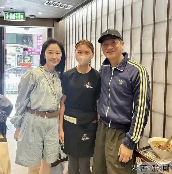 关咏荷与粉丝续20年之约 白色礼服纯洁优雅 61岁真人又白又瘦像30岁