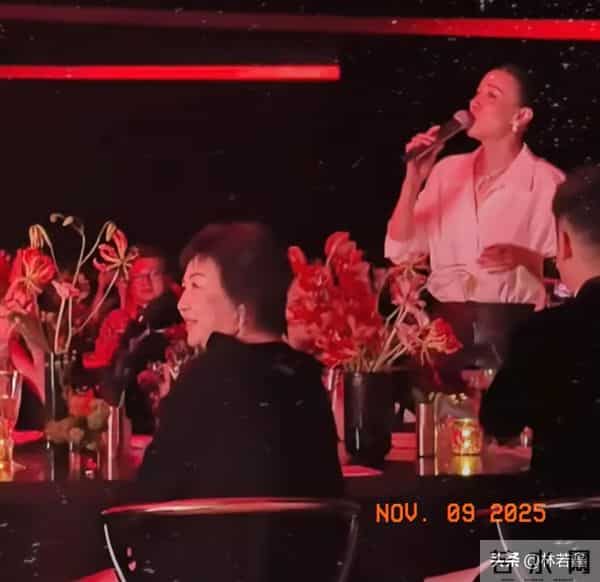 57岁那英与宋佳合唱《一笑而过》,巩俐和李现在台下笑的合不拢嘴