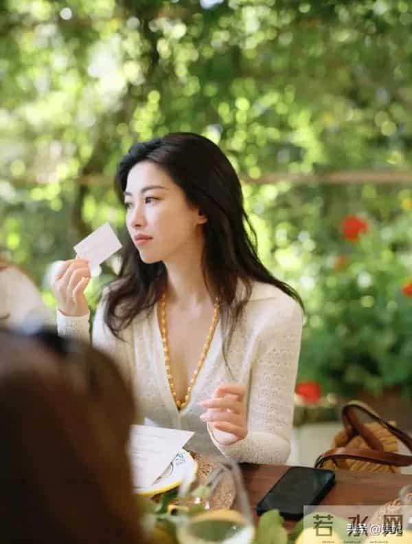 朱珠的黄金项链才叫贵!穿性感针织南法度假,国风混搭还得看她!