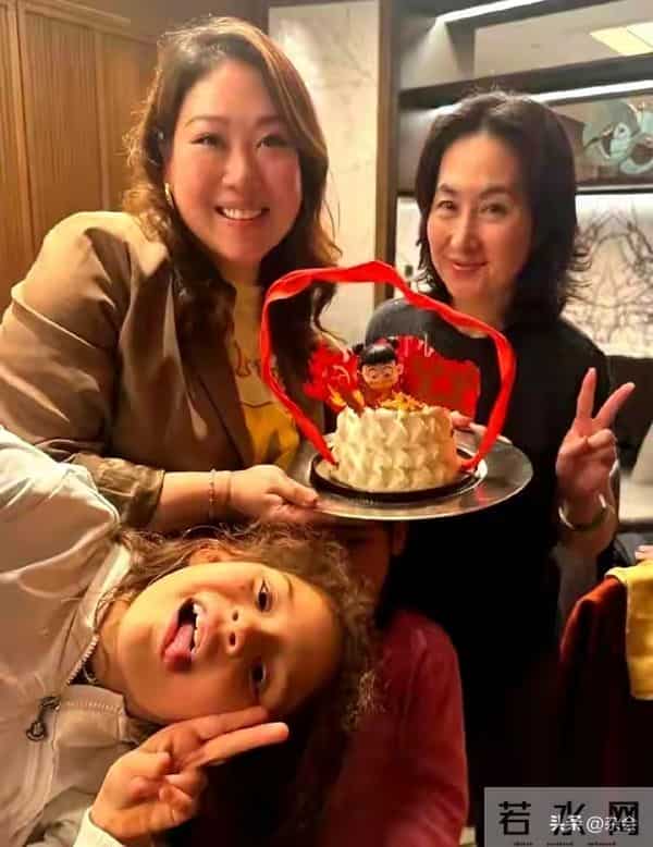 63岁何超琼香港为干女儿庆生，送哪吒蛋糕，幸福氛围拉满