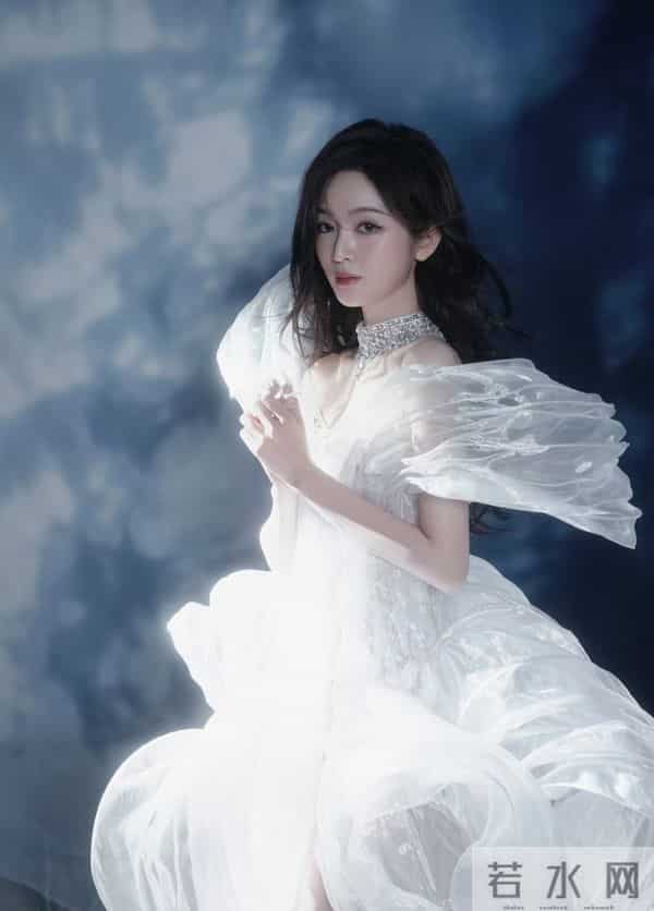 吴宣仪 抹胸短裙