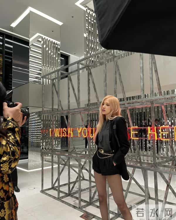 朴彩英大腿很粗的腿型叫酒杯腿,配上黑丝袜高跟鞋很诱惑