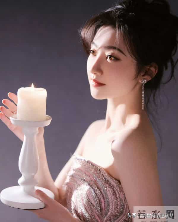 景甜：粉裙衬玉腿，神颜配好身材