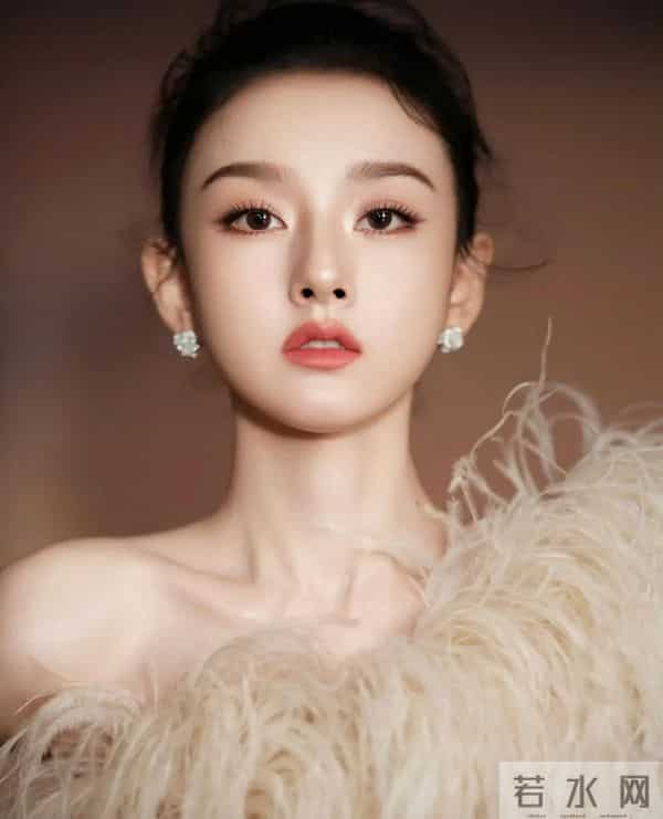 这身毛絮礼服,宋祖儿像是为落入凡间的精灵特意织就