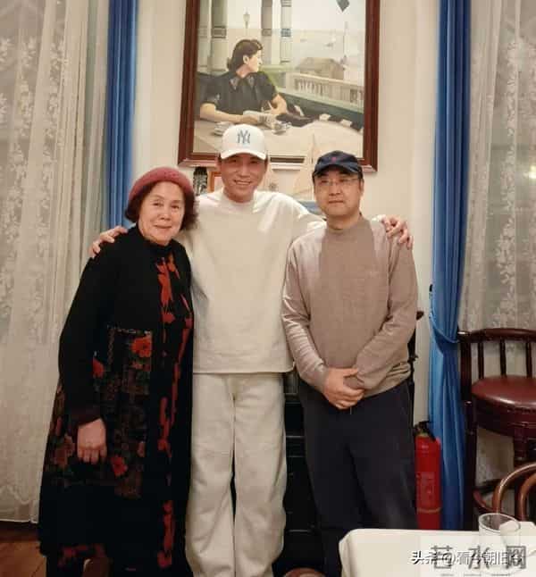 51岁李乃文到哈尔滨朋友家里做客,他身穿白色短袖,身材又高又瘦