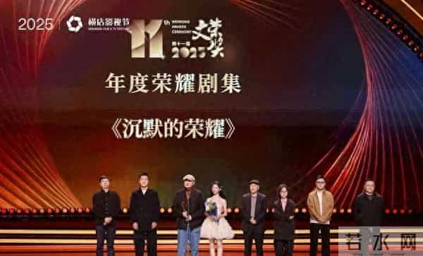 《沉默的荣耀》首获新奖,导演杨亚洲带她出圈,乖巧可爱像小公主