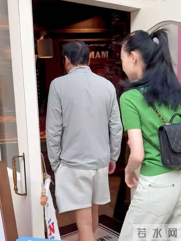 范志毅夫妻俩买面包，被说像父女，脾气火爆的他在老婆面前很温柔