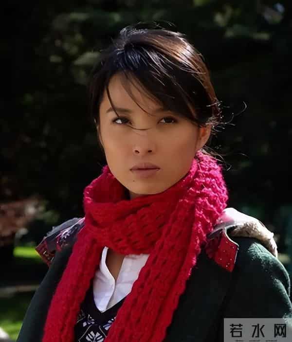 她26岁成双料影后,二婚嫁靳东高龄生下两子,今48岁美得自信从容