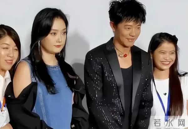 45岁玲花现身外甥婚礼,穿蒙古袍配宽檐帽松弛贵气,长胖后更美了