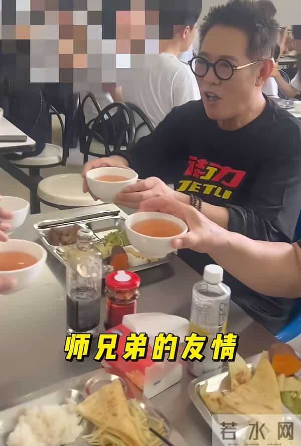62岁李连杰探班吴京,俩人花5块钱同吃一盘饭,看模样年轻了不少