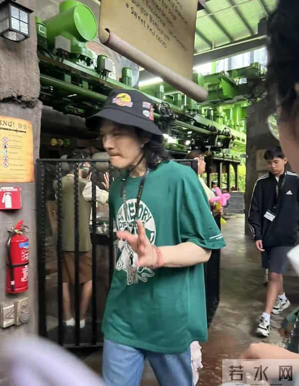 向佐这是爱惨了郭碧婷!新加坡游玩比老婆穿的还粉嫩,眼神粘人。