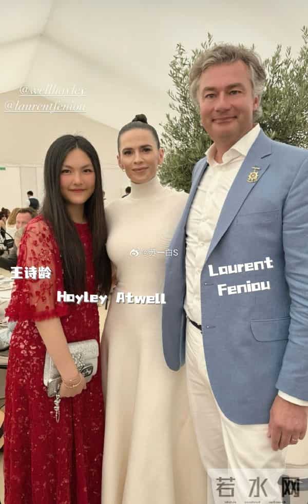 被回娘家的李湘无声炫到 客厅大得像酒店大堂 拍照破天荒只露半张脸