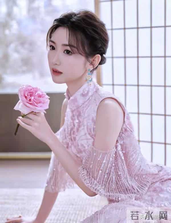 毛晓彤颜值身材双在线！上短下长穿搭凸显超绝比例