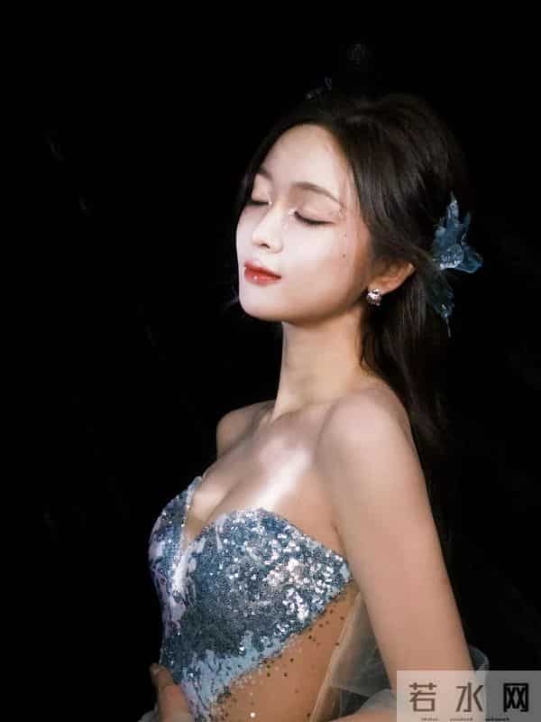 吴宣仪 闪亮抹胸礼服美出天际