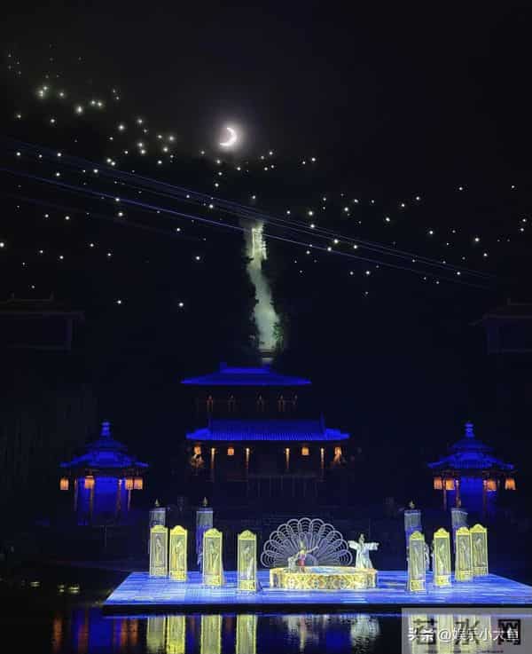 江疏影分享西安旅行碎片，去看兵马俑穿风衣外套戴着眼镜气质绝佳