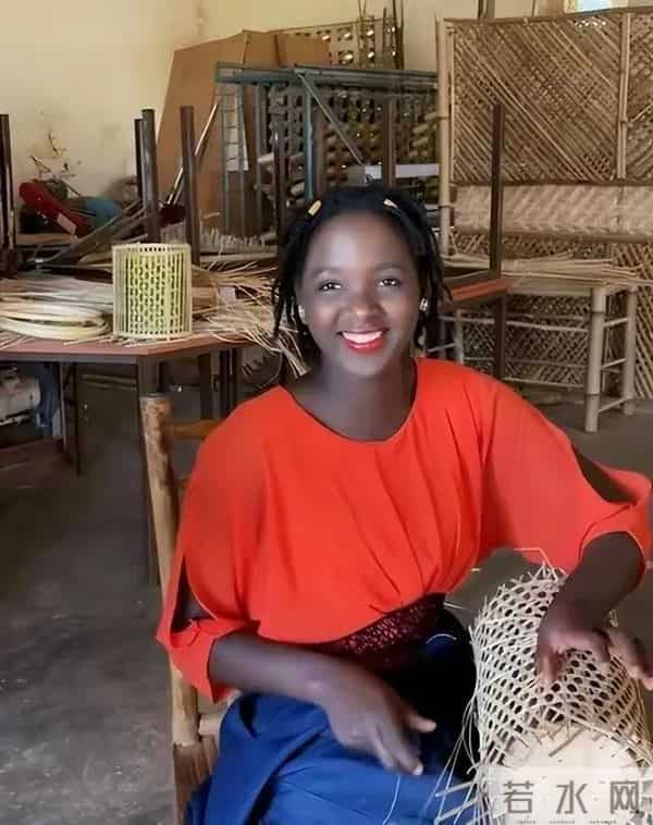 非洲土皇帝王垚:丰臀辣妹当助理,生活奢靡为何还多次被官媒表扬