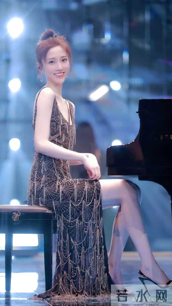 我的天，人间尤物张纯烨吊带水晶裙封神一字肩带，身材好到没话说