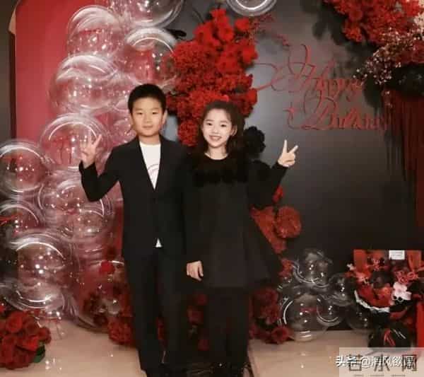 董璇生日宴会,佟大为儿子与小酒窝青梅竹马同框,长相神似爸爸