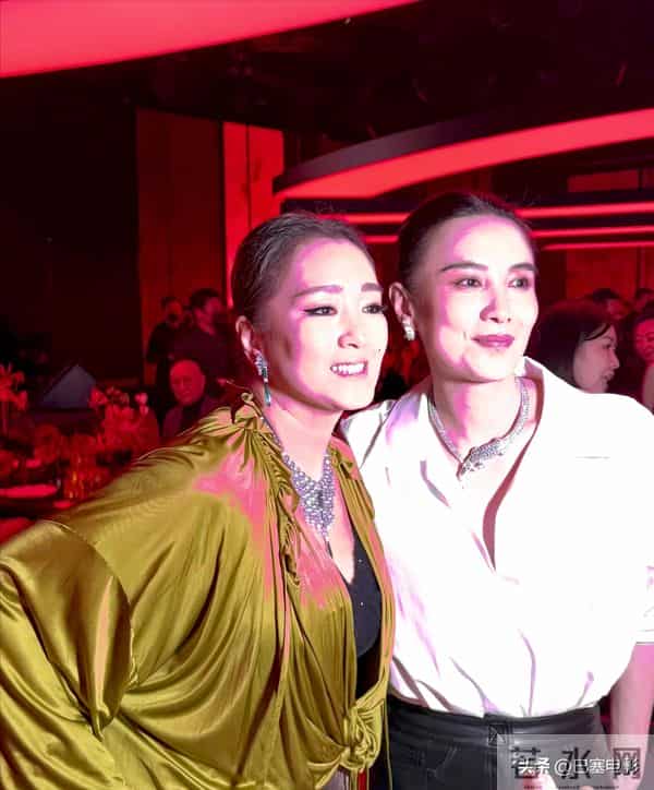 北京这一夜，巩俐雍容华贵，那英变得好时髦，郭晶晶低调地赢了