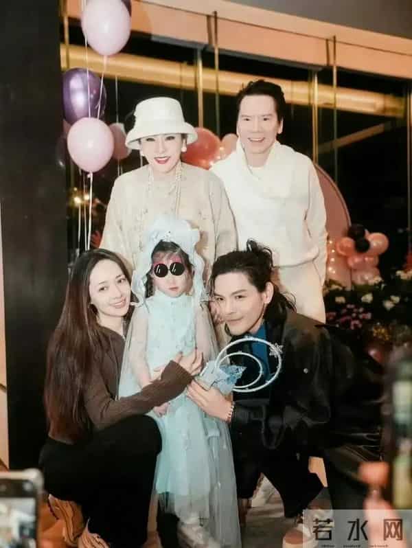 向佐这是爱惨了郭碧婷!新加坡游玩比老婆穿的还粉嫩,眼神粘人。