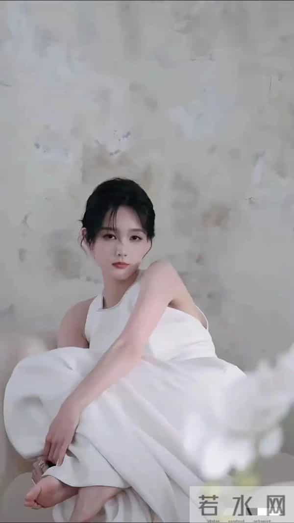 李一桐“脚底腮红”炸上热搜！光脚一抬全网盯红板这是气血爆棚？