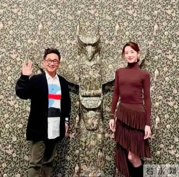 章泽天在英国和一帮富商共进晚餐，她的打扮一言难尽，肋骨外翻。