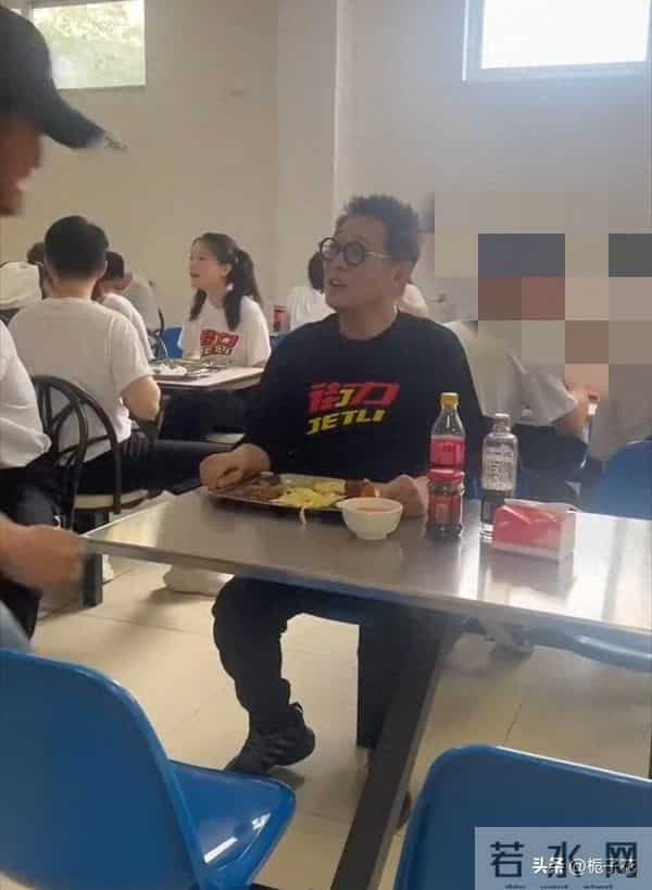 李连杰和吴京在食堂吃饭,俩人一点明星架子没有,生活还是很简朴