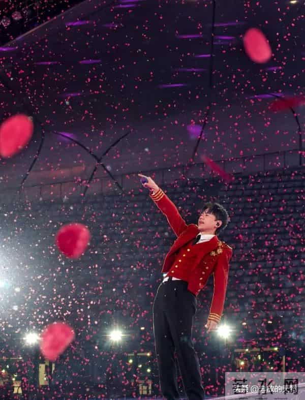 张杰爸妈现身儿子演唱会，张妈穿粉裙优雅迷人，母子俩如复制粘贴