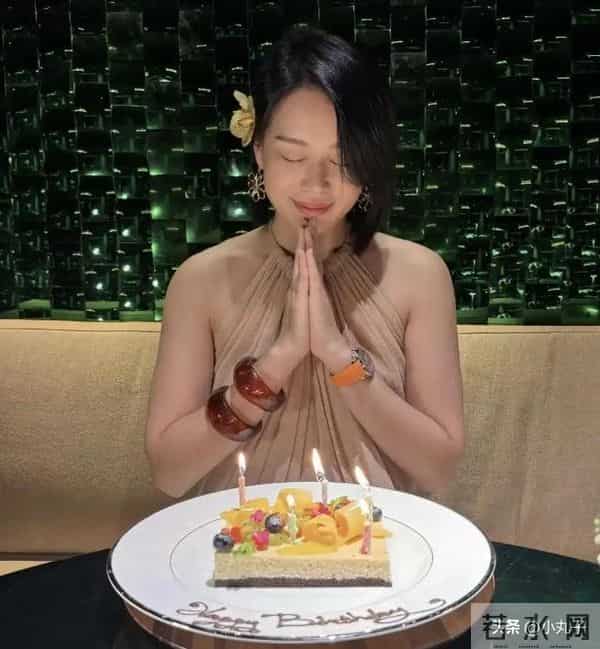 李承德为老婆胡杏儿庆祝生日，手腕金镯抢镜，满满的幸福味道