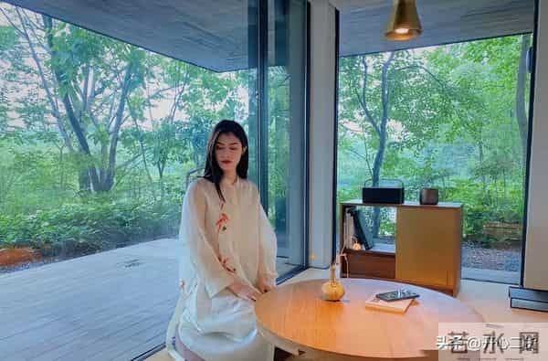 何穗生娃后也发福了，穿宽松中式长裙，肚子里像塞了个枕头