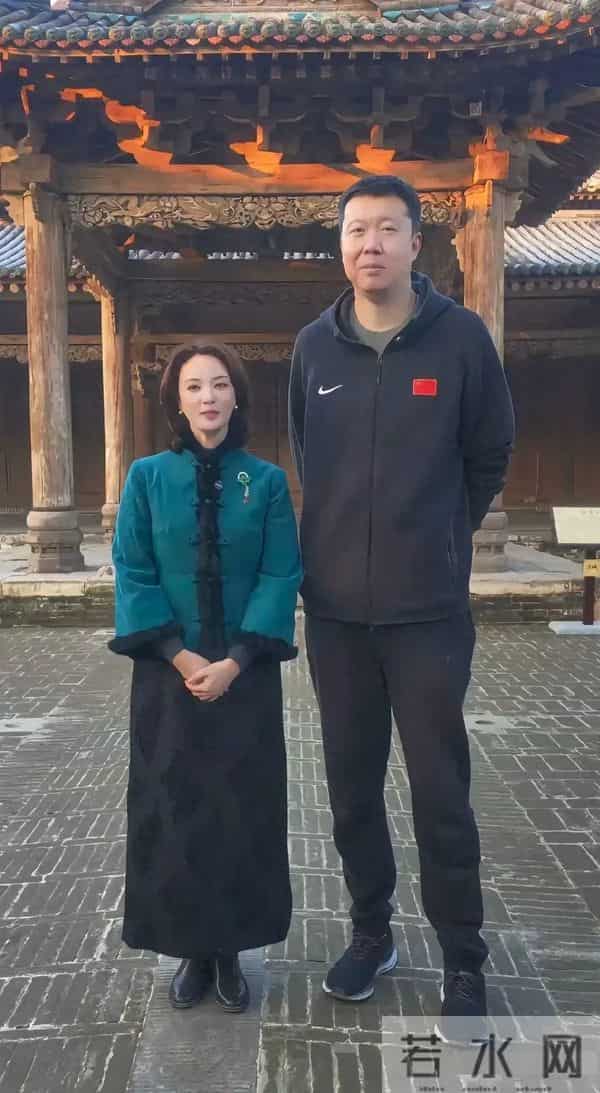 刘芳菲身高174，王治郅214，虽然身高差距悬殊，刘芳菲还真不低