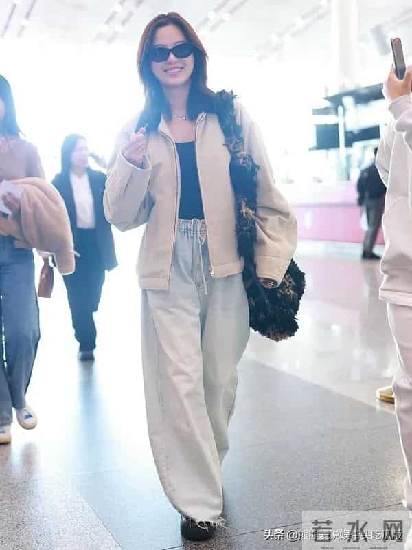 辛芷蕾机场私服真会穿！米色短外套+黑色打底衫+牛仔裤，休闲随性